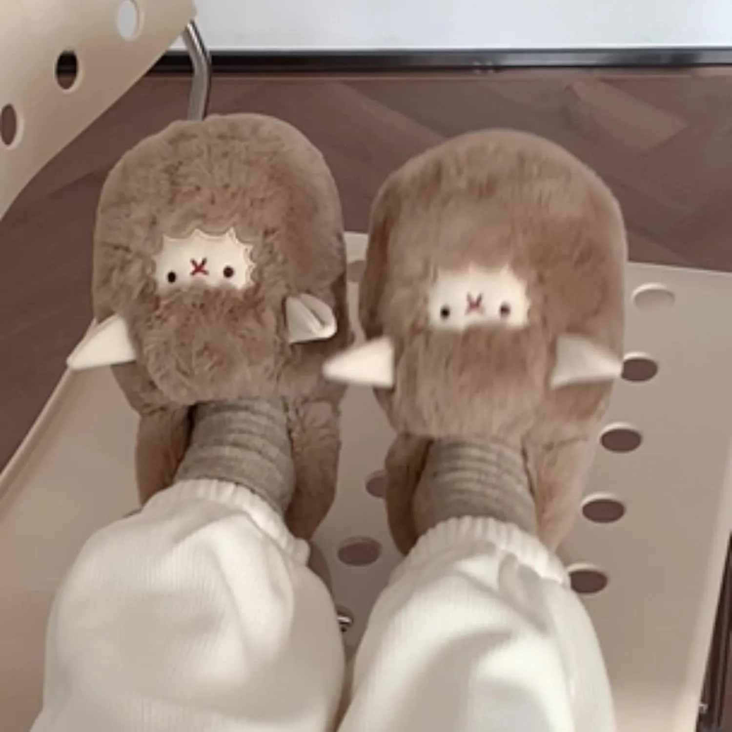 Women's Plush Slippers Cute Cartoon Sheep Shaped Slippers Winter Warm All Inclusive Slippers Flat Soled Women's Shoes