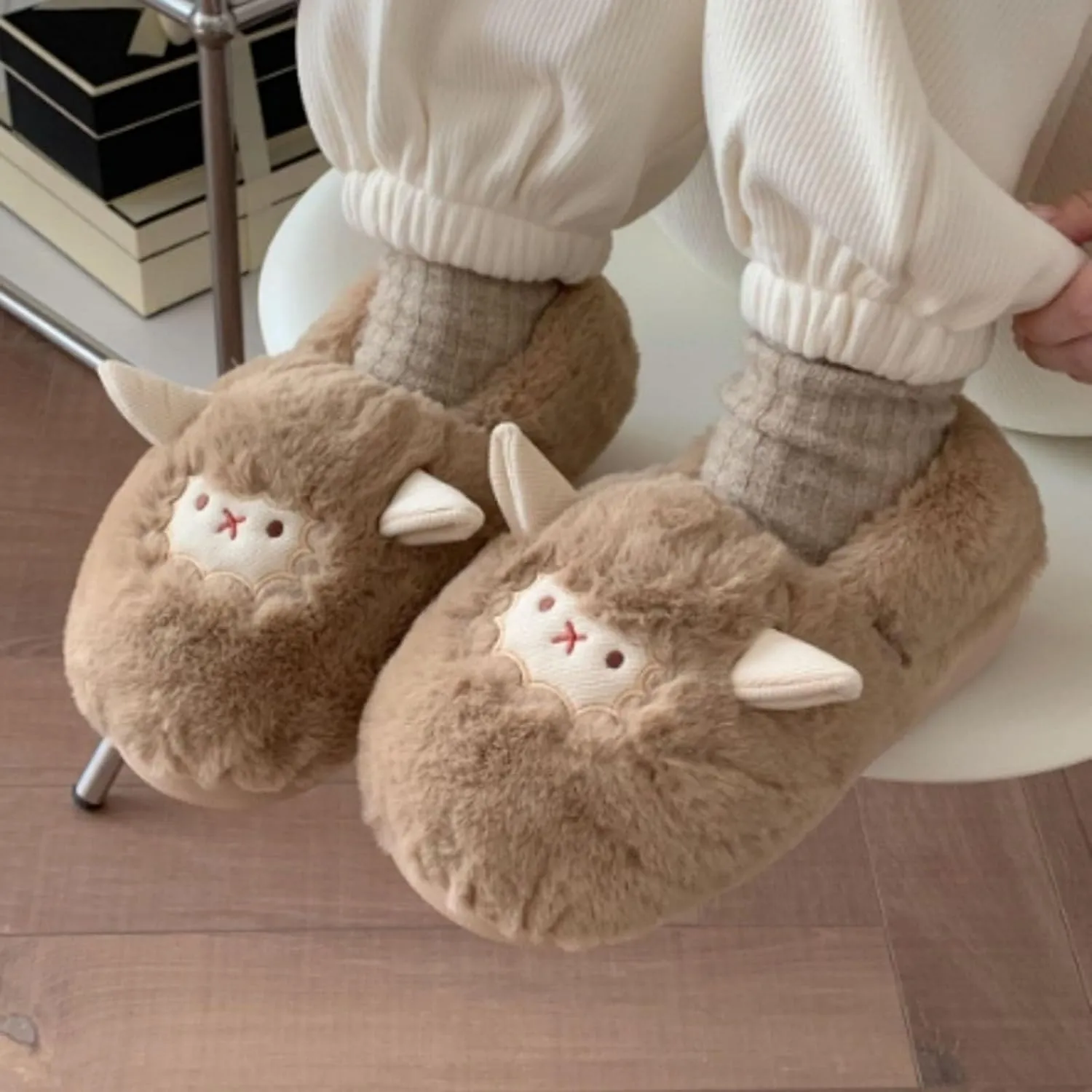 Women's Plush Slippers Cute Cartoon Sheep Shaped Slippers Winter Warm All Inclusive Slippers Flat Soled Women's Shoes